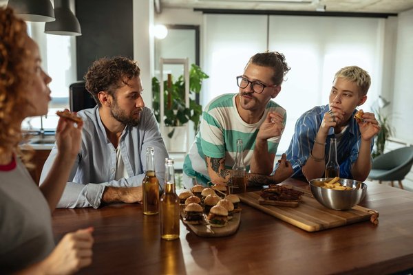 Comment créer une soirée débat sur un film ou une série tendance ?