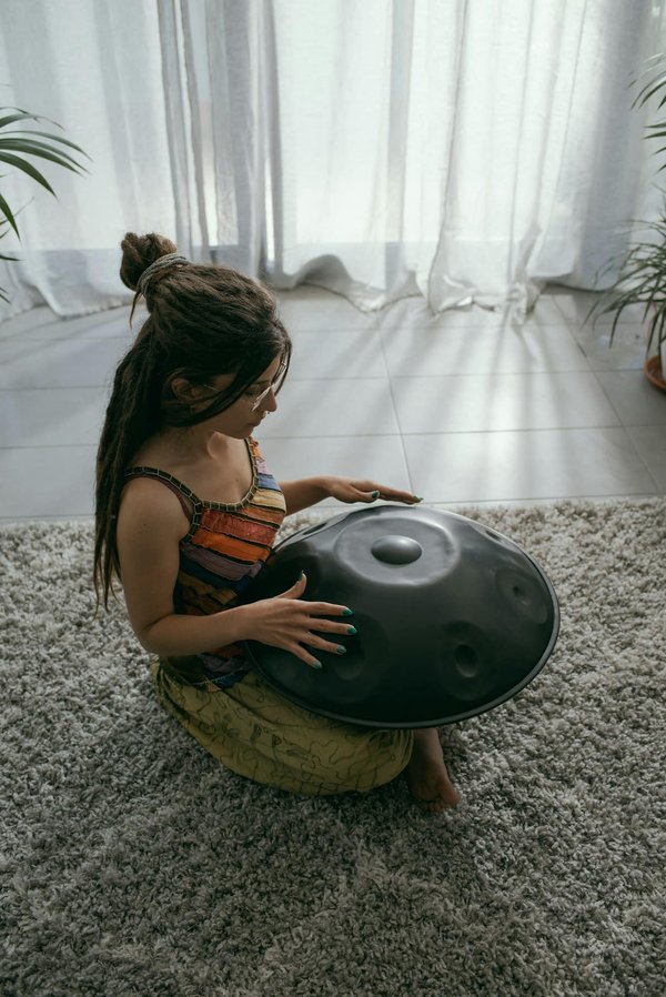 L'influence du handpan sur la méditation et la relaxation : son rôle dans la thérapie sonore
